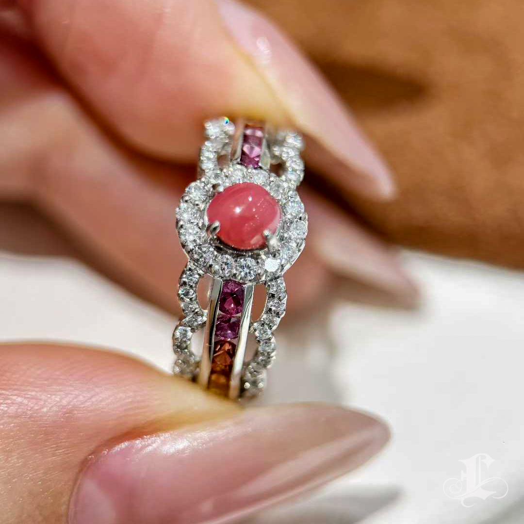 【Conchéa】Conch Pearl Platinum Multicolor Sapphire & Diamond Halo Ring - 0.57ct en vente 3