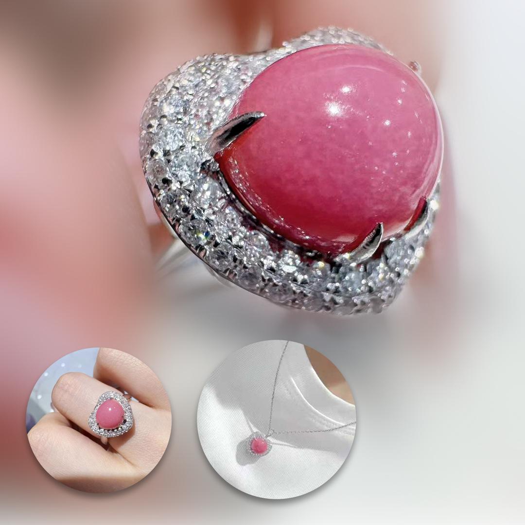 Un'unione rara di romanticismo e versatilità: questo pezzo Conchéa si trasforma senza sforzo tra un anello e un ciondolo, offrendo due espressioni eleganti in una.
Il cuore è una splendida perla di conchiglia rosa fenicottero da 3,56ct, naturalmente