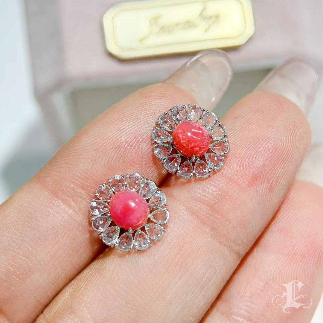 【Conchéa】Deep Flamingo Conch Pearl & Diamond Halo Earstuds - 1.64 ct Neuf - En vente à New York, NY