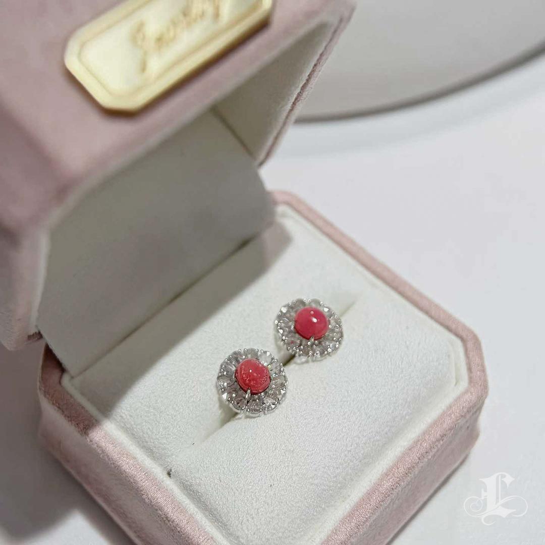 【Conchéa】Deep Flamingo Conch Pearl & Diamond Halo Earstuds - 1.64 ct en vente 2