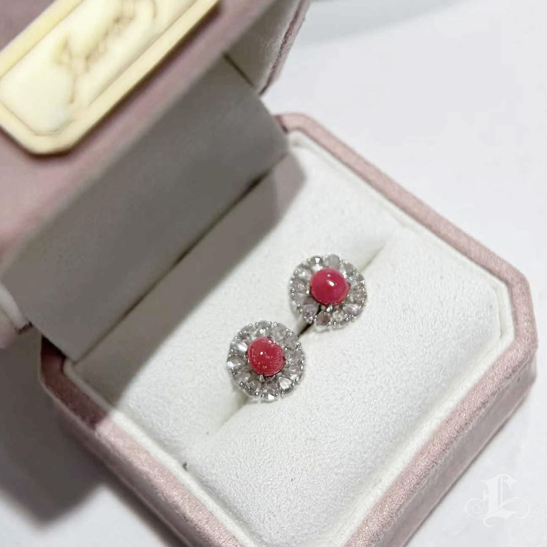 【Conchéa】Deep Flamingo Conch Pearl & Diamond Halo Earstuds - 1.64 ct en vente 3