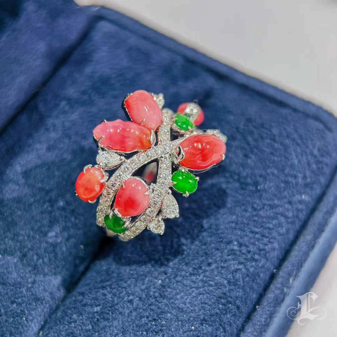 【Conchéa】Anello con perle di conchiglia, giadeite e diamanti - 4,37ct in vendita 5
