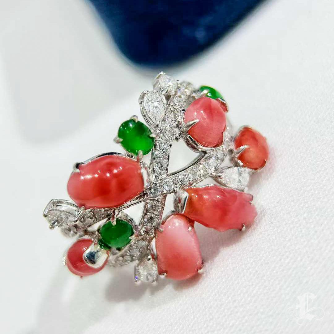 Grezzo 【Conchéa】Anello con perle di conchiglia, giadeite e diamanti - 4,37ct in vendita