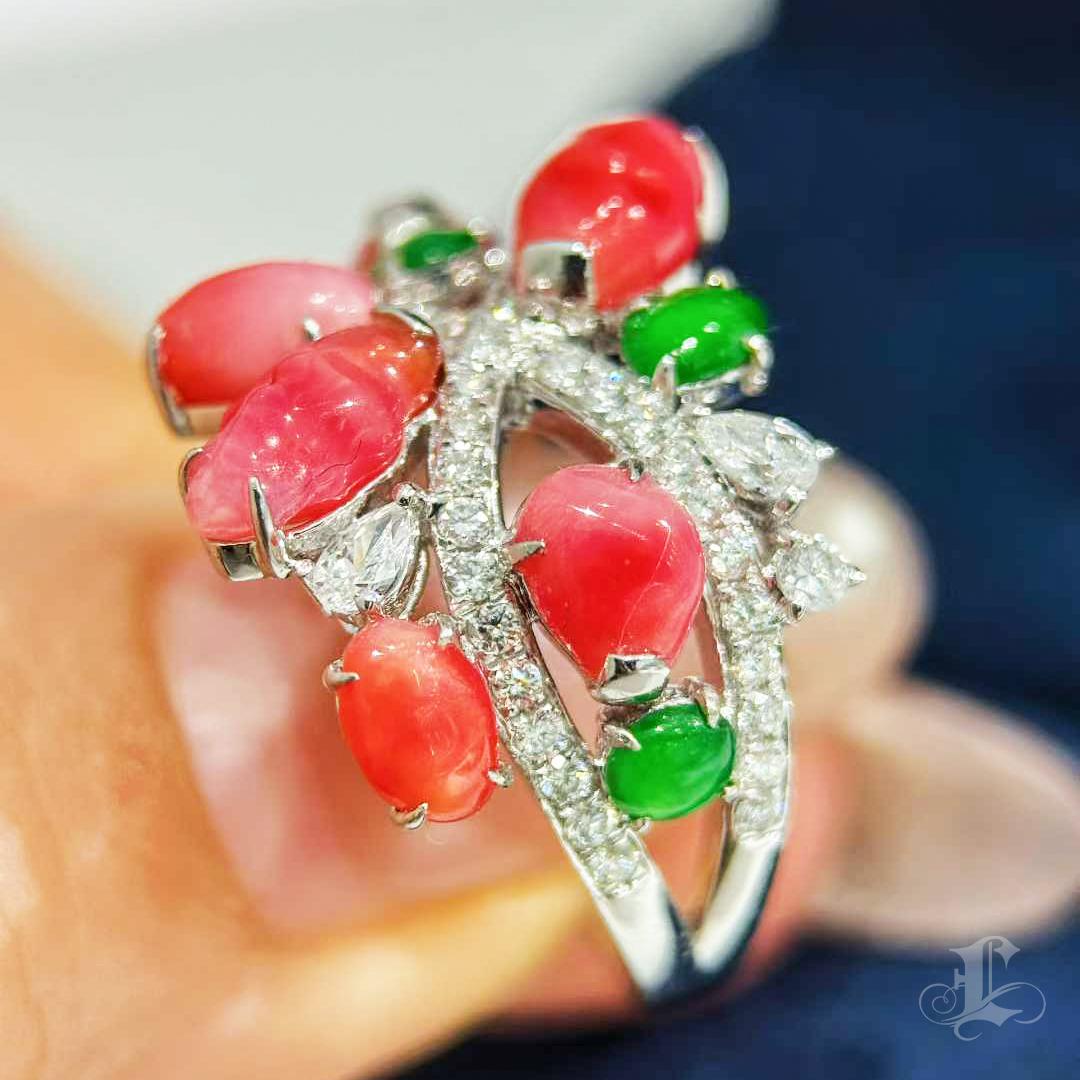 【Conchéa】Anello con perle di conchiglia, giadeite e diamanti - 4,37ct In condizioni Nuovo in vendita a New York, NY