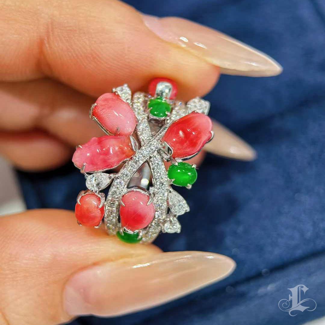 【Conchéa】Anello con perle di conchiglia, giadeite e diamanti - 4,37ct in vendita 3
