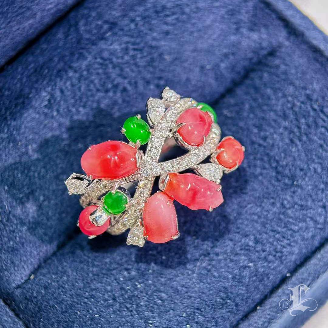 【Conchéa】Anello con perle di conchiglia, giadeite e diamanti - 4,37ct in vendita 4