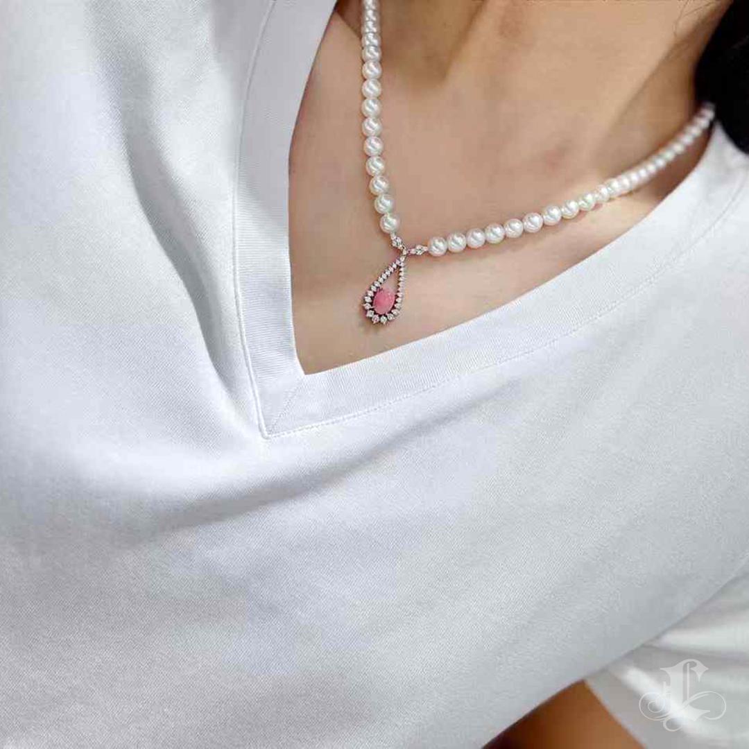Un raro connubio tra eleganza scultorea e rarità naturale: questa collana della nostra collezione Conchéa è incentrata su una corposa perla di conchiglia naturale da 3,1ct, che mostra un vivido motivo a fiamma apprezzato da collezionisti e
