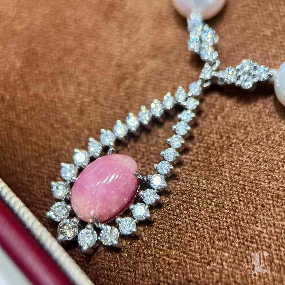 Conchéa】 Collana con ciondolo di perle Conchiglia con perle Akoya e diamanti - 3,1 carati In condizioni Nuovo in vendita a New York, NY