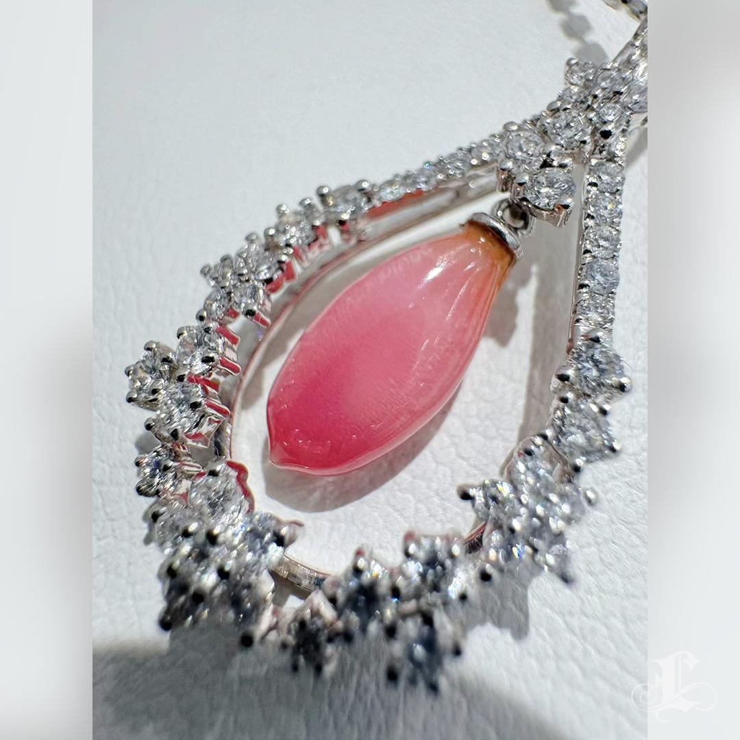 【Conchéa】Ciondolo convertibile con perle e diamanti a petalo di fuoco - 2,06ct In condizioni Nuovo in vendita a New York, NY