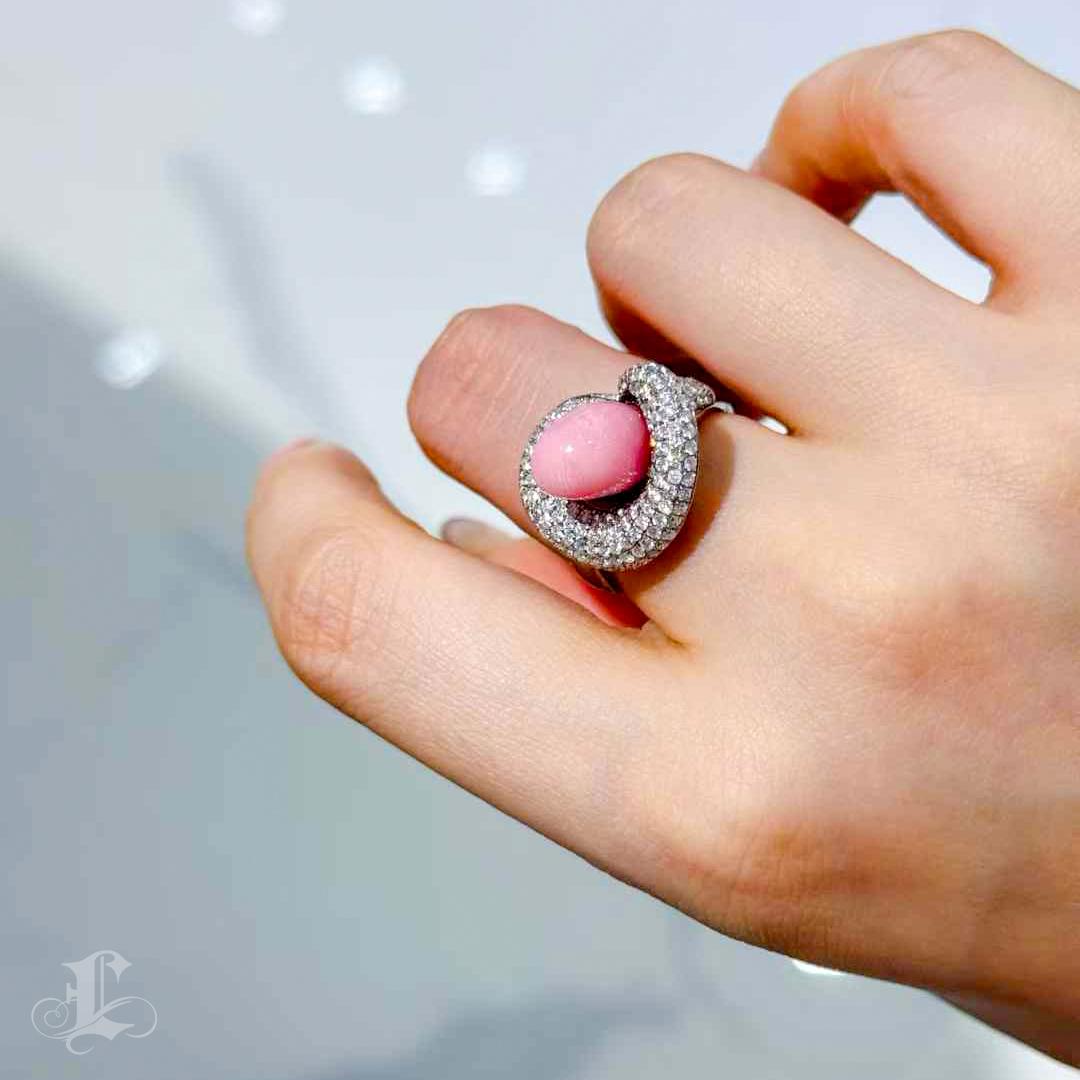 De la collection Conchéa - où les trésors les plus rares de la Nature prennent une forme sculpturale.
Cette création remarquable évoque la courbe gracieuse d'un lys calla en fleur, enveloppant l'un des joyaux les plus insaisissables de la nature :