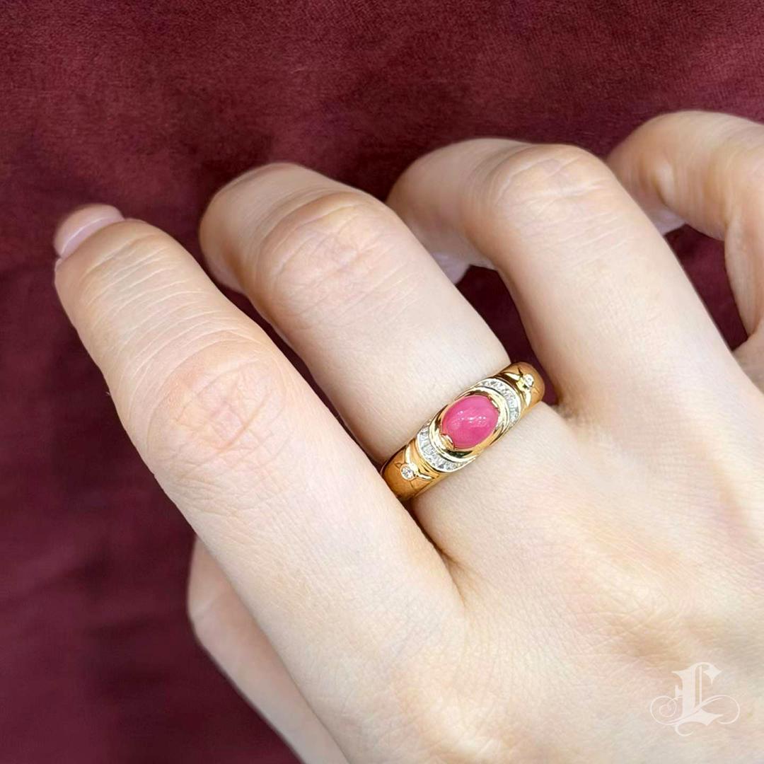 Cette bague raffinée d'inspiration vintage en or jaune 18 carats met en valeur une perle de conque naturelle de 1,0 carat qui brille d'un délicat rose flamant avec un motif de flammes partielles. Le ton chaud de l'or encadre magnifiquement l'éclat