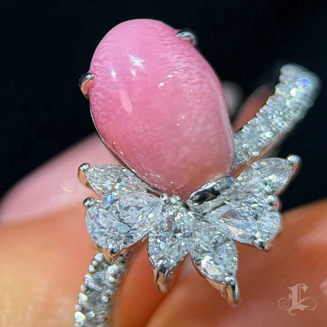 【Conchéa】 Anello di diamanti con perle di conchiglia naturale Flamingo Bloom - 2,63 ct In condizioni Nuovo in vendita a New York, NY
