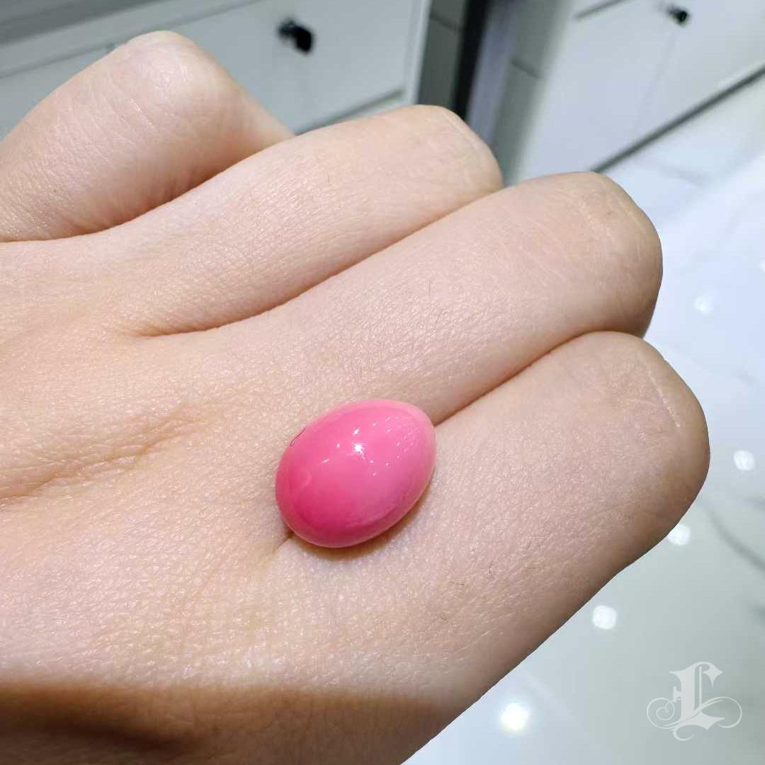Issue de la collection Conchéa, cette perle de conque naturelle de 8,7 carats est d'une rare beauté. La face avant affiche un rose flamant riche et saturé, avec une surface impeccable et une forme ovale parfaitement équilibrée (13,1 × 9,8 mm). Le