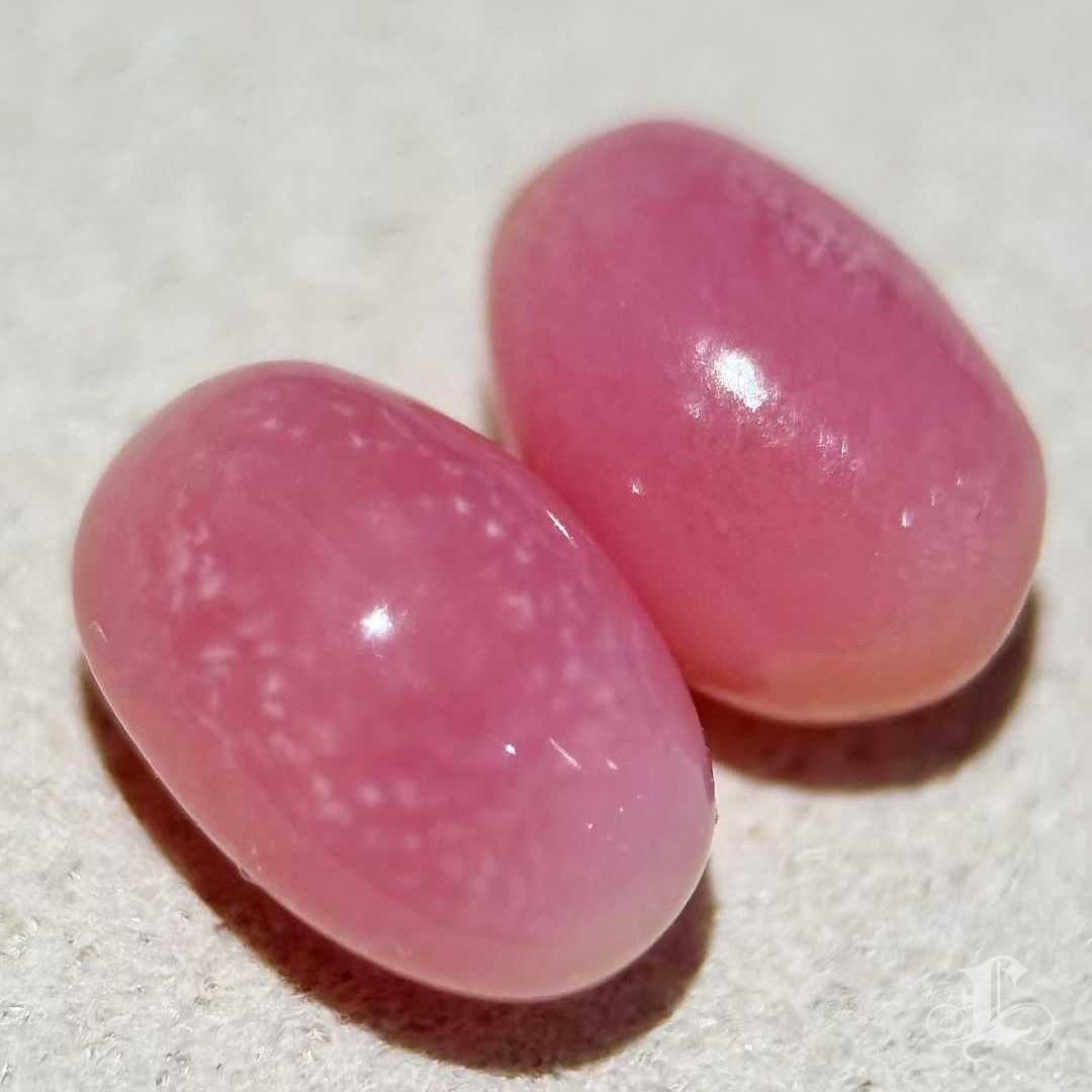 A truly rare find — this pair of natural conch pearls weighs 1.80ct and 1.93ct, matched to perfection in color, size, flame pattern, and silhouette.
Both pearls display the highly coveted flamingo pink hue with full-surface flame structures, and a