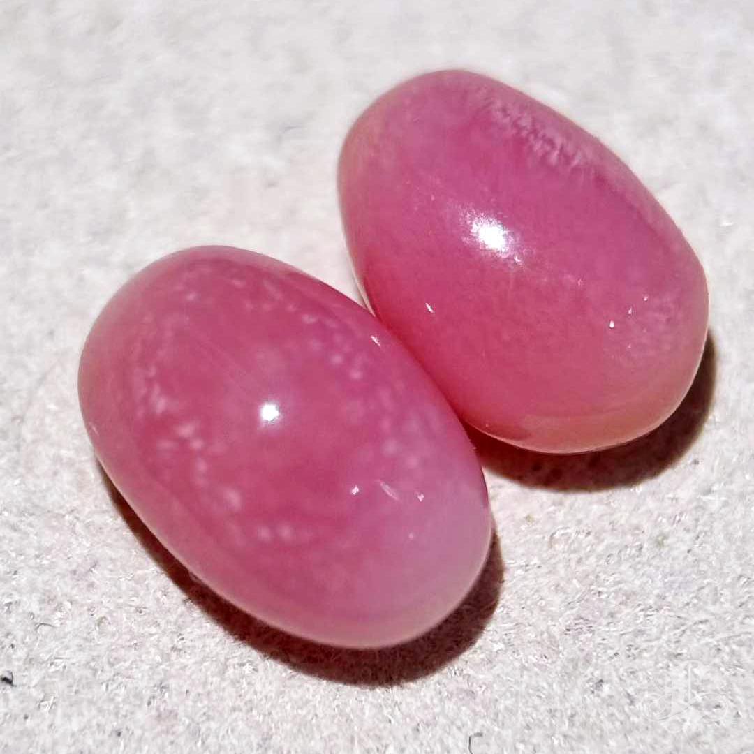 Uncut 【Conchéa】Flamingo Echo Pair Perfectly Matched Conch Pearls — 1.8ct & 1.93ct For Sale