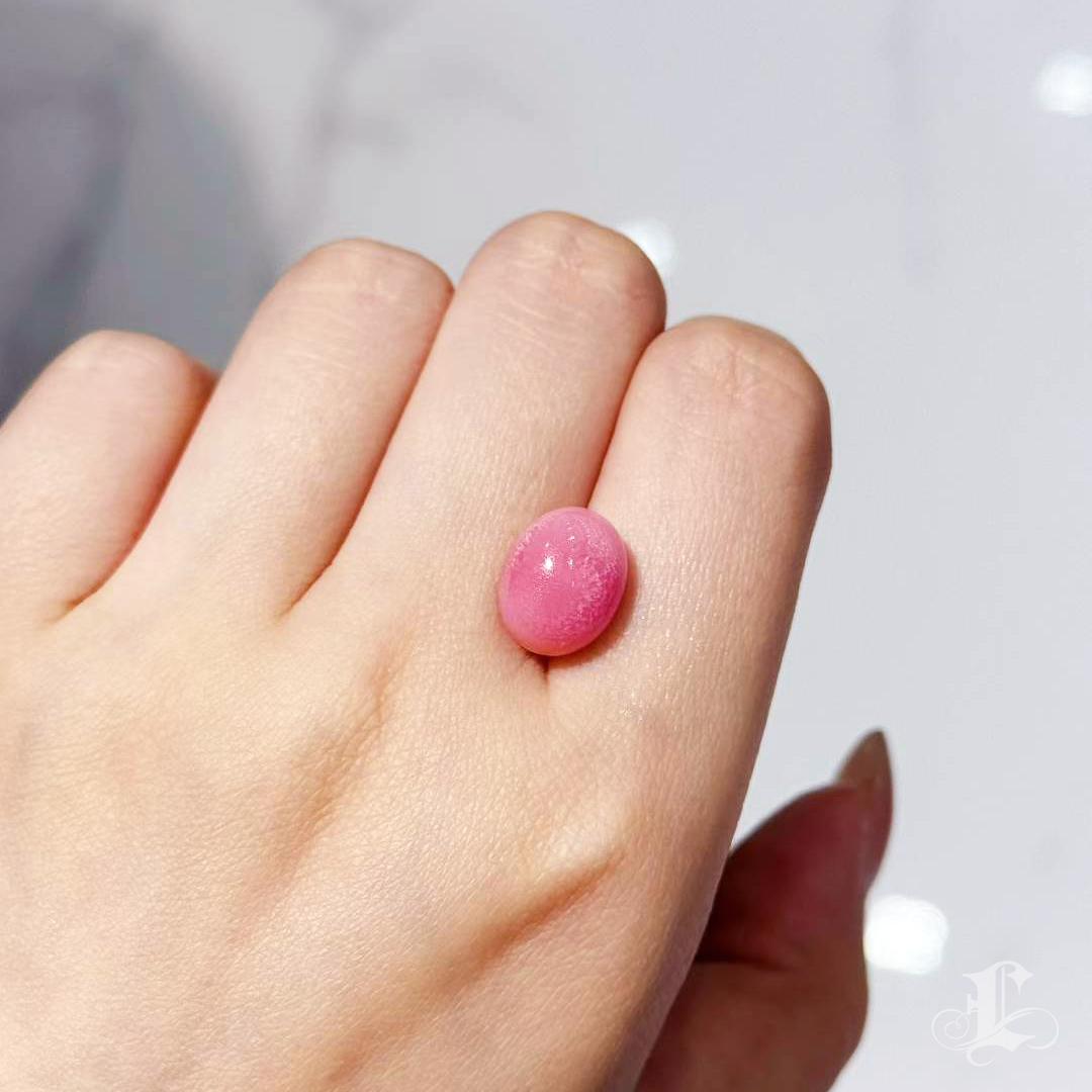 Una perla de concha de coleccionista de nuestra serie Conchéa, con el icónico tono rosa flamenco y el dibujo de llama en todo el cuerpo que buscan los aficionados a las gemas.
Esta perla de concha natural de 7,66 ct presenta una saturación