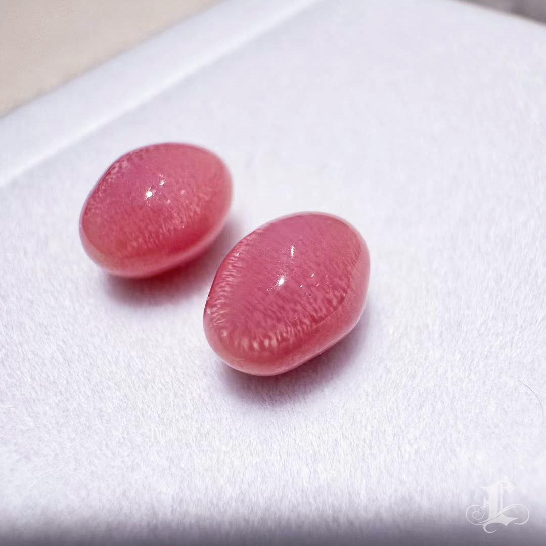 Uncut 【Conchéa】Flamingo Glow Matched Conch Pearl Pair — 1.68ct + 1.50ct For Sale