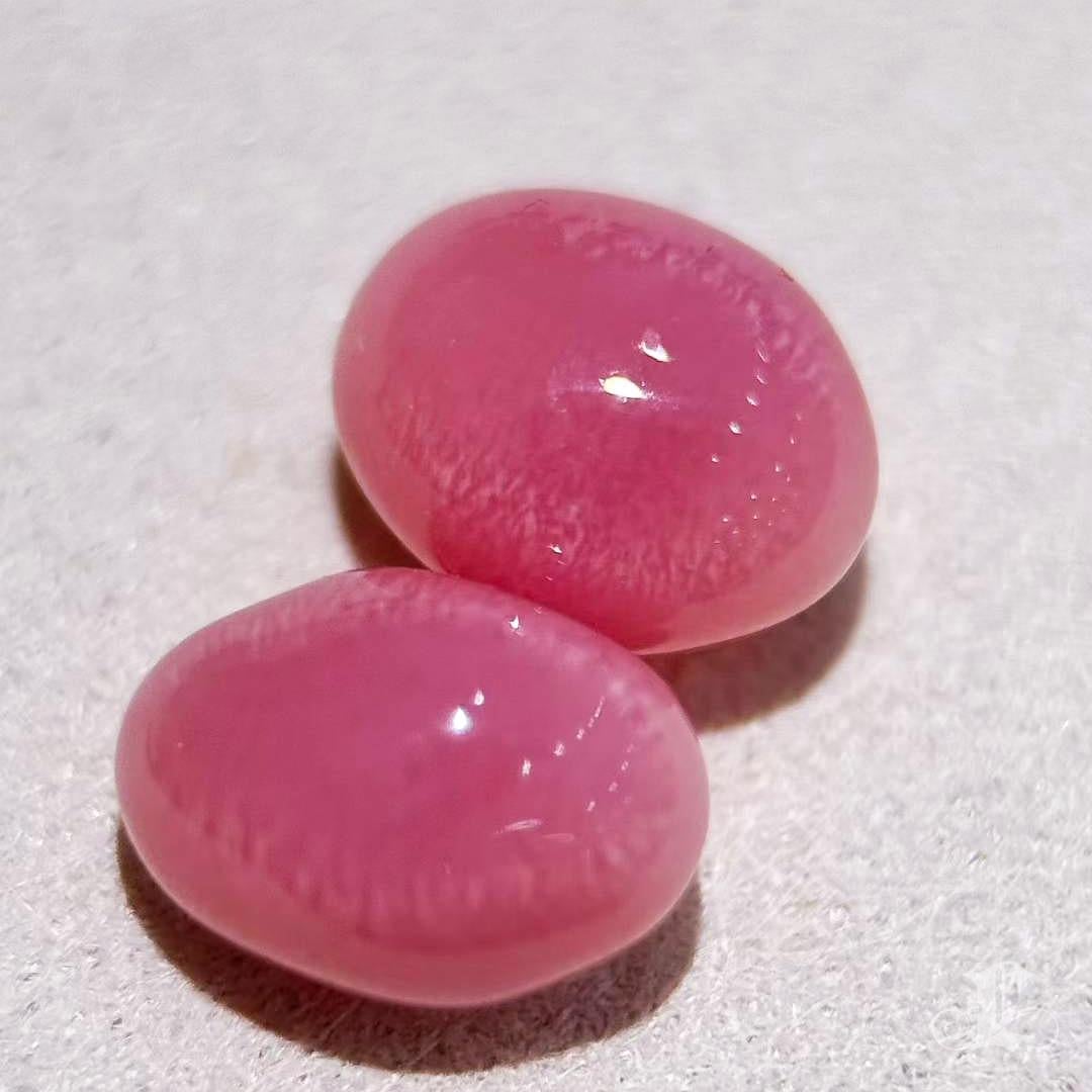 【Conchéa】Flamingo Glow Matched Conch Pearl Pair — 1.68ct + 1.50ct In New Condition For Sale In New York, NY