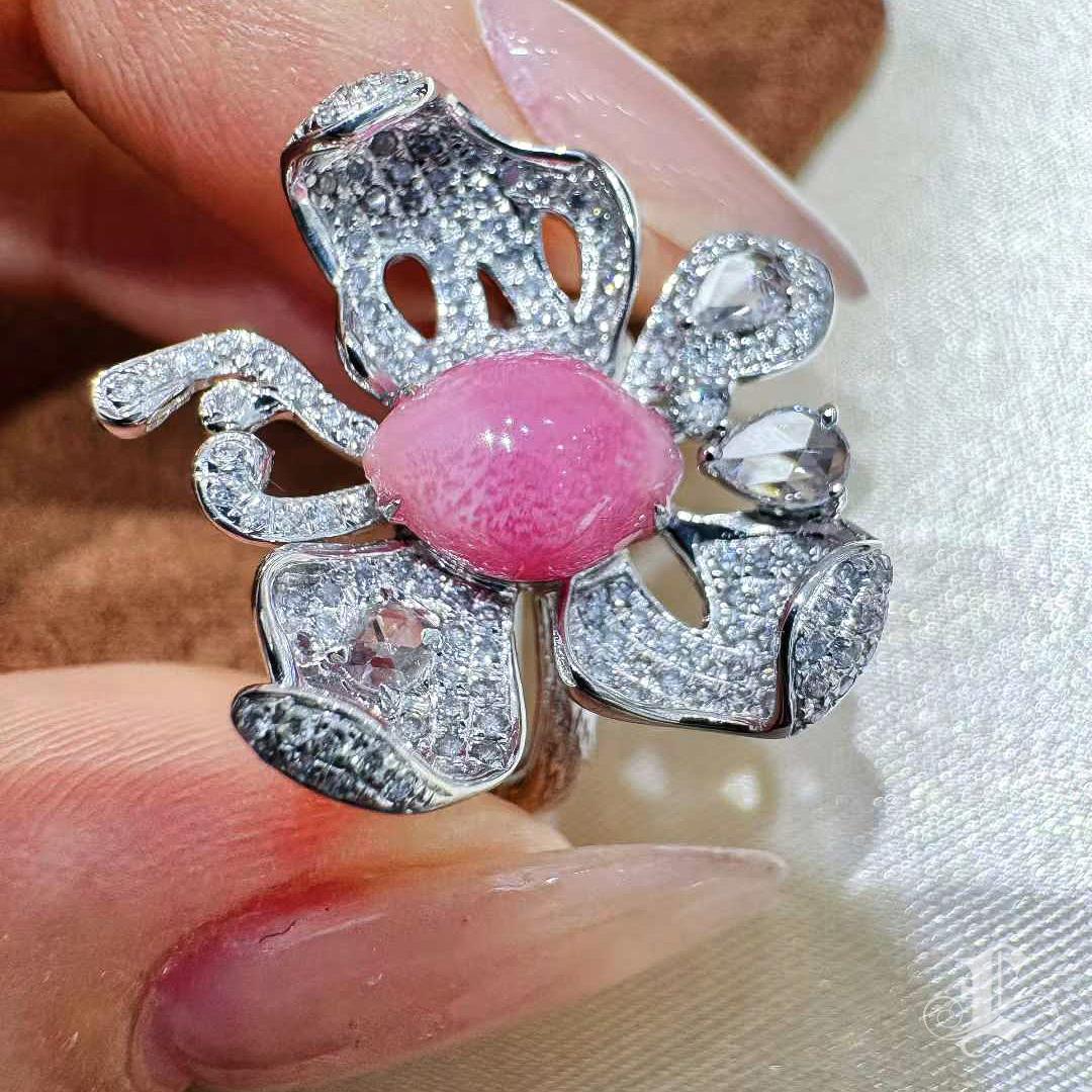 Anello con diamanti a farfalla con perle di conchiglia rosa - 2,3 carati in vendita 5