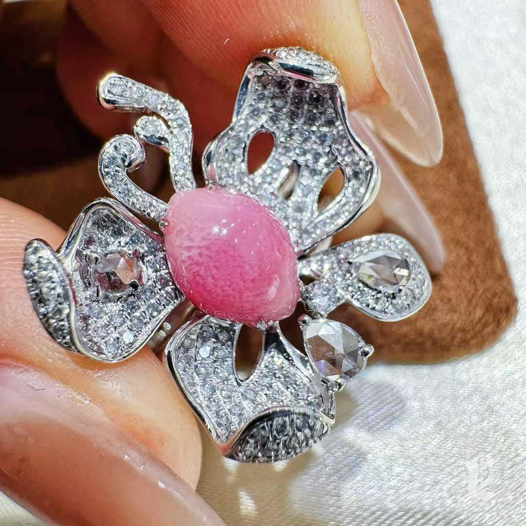 Grezzo Anello con diamanti a farfalla con perle di conchiglia rosa - 2,3 carati in vendita