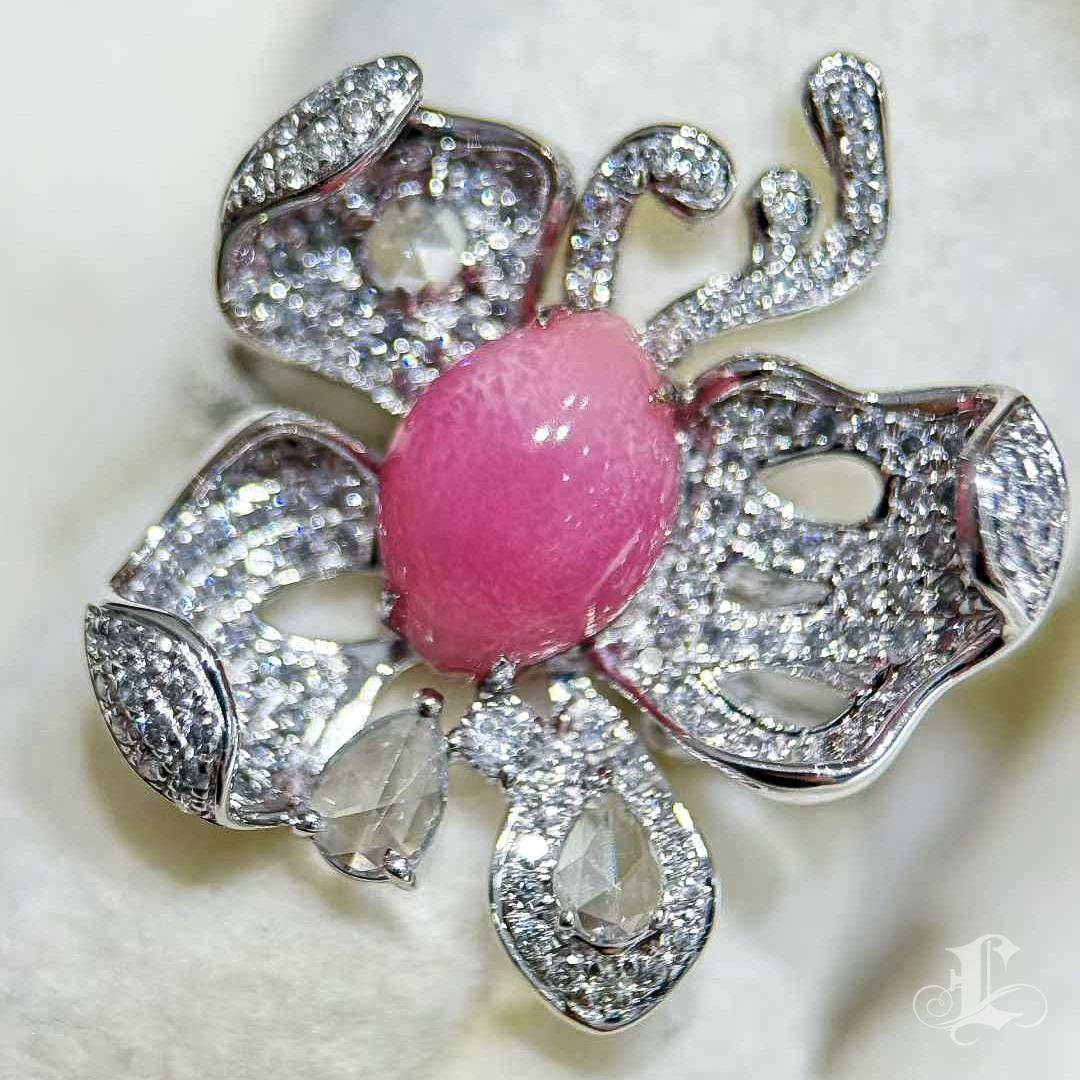 Anello con diamanti a farfalla con perle di conchiglia rosa - 2,3 carati In condizioni Nuovo in vendita a New York, NY