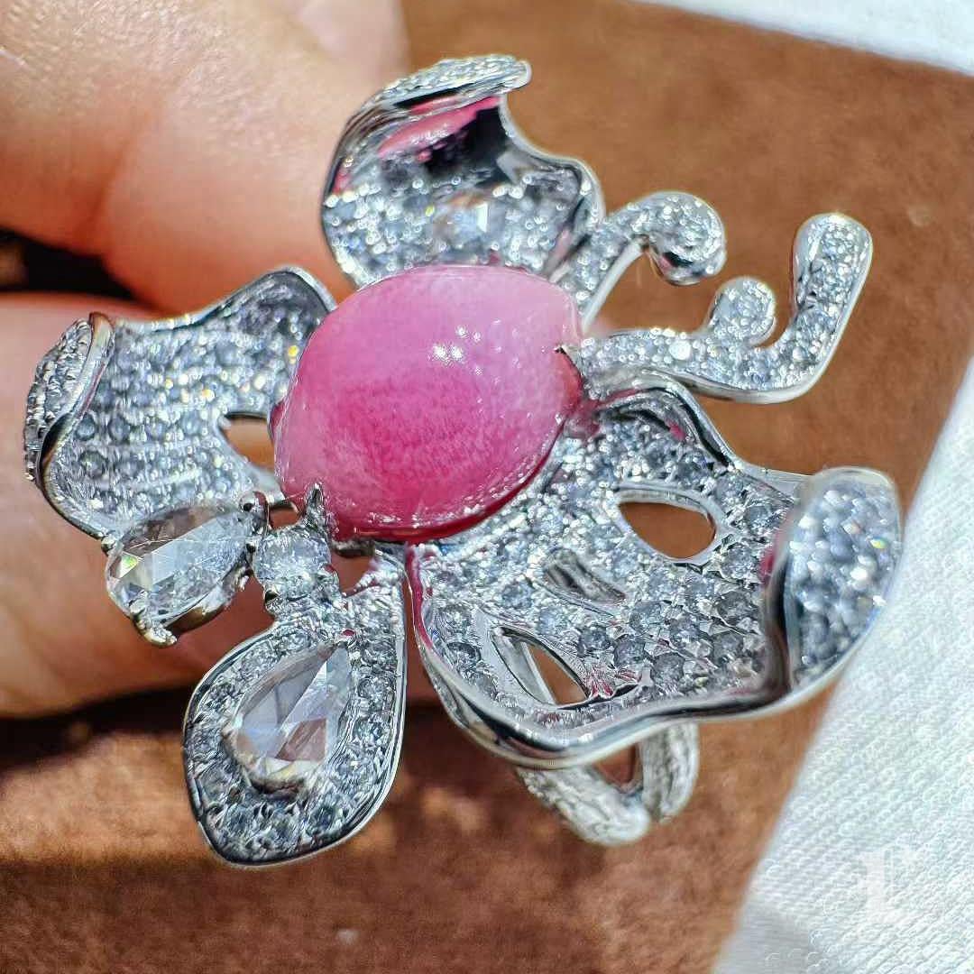 Donna Anello con diamanti a farfalla con perle di conchiglia rosa - 2,3 carati in vendita
