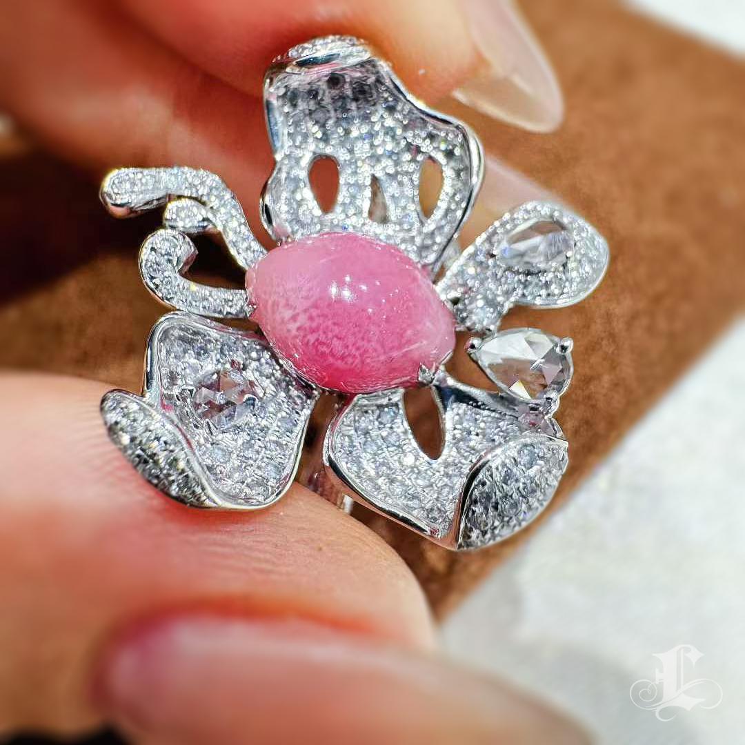 Anello con diamanti a farfalla con perle di conchiglia rosa - 2,3 carati in vendita 4