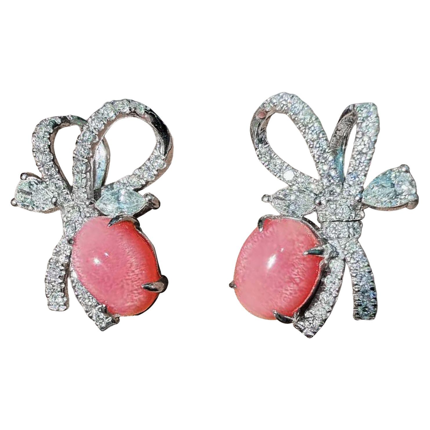 【Conchéa】Flamingo Pink Conch Pearl Diamond Bow Earrings — 3.08 ct For Sale