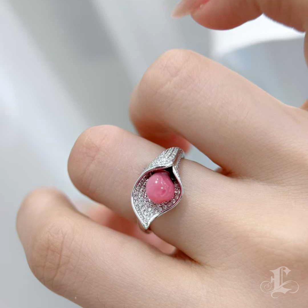 Uncut 【Conchéa】Flamingo Pink Conch Pearl Diamond Calla Lily Ring in Platinum — 1.47ct For Sale