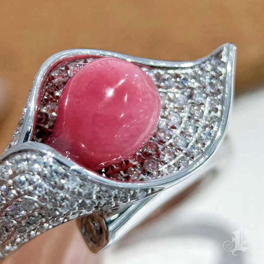 【Conchéa】Flamingo Pink Conch Pearl Diamond Calla Lily Ring in Platinum — 1.47ct In New Condition For Sale In New York, NY