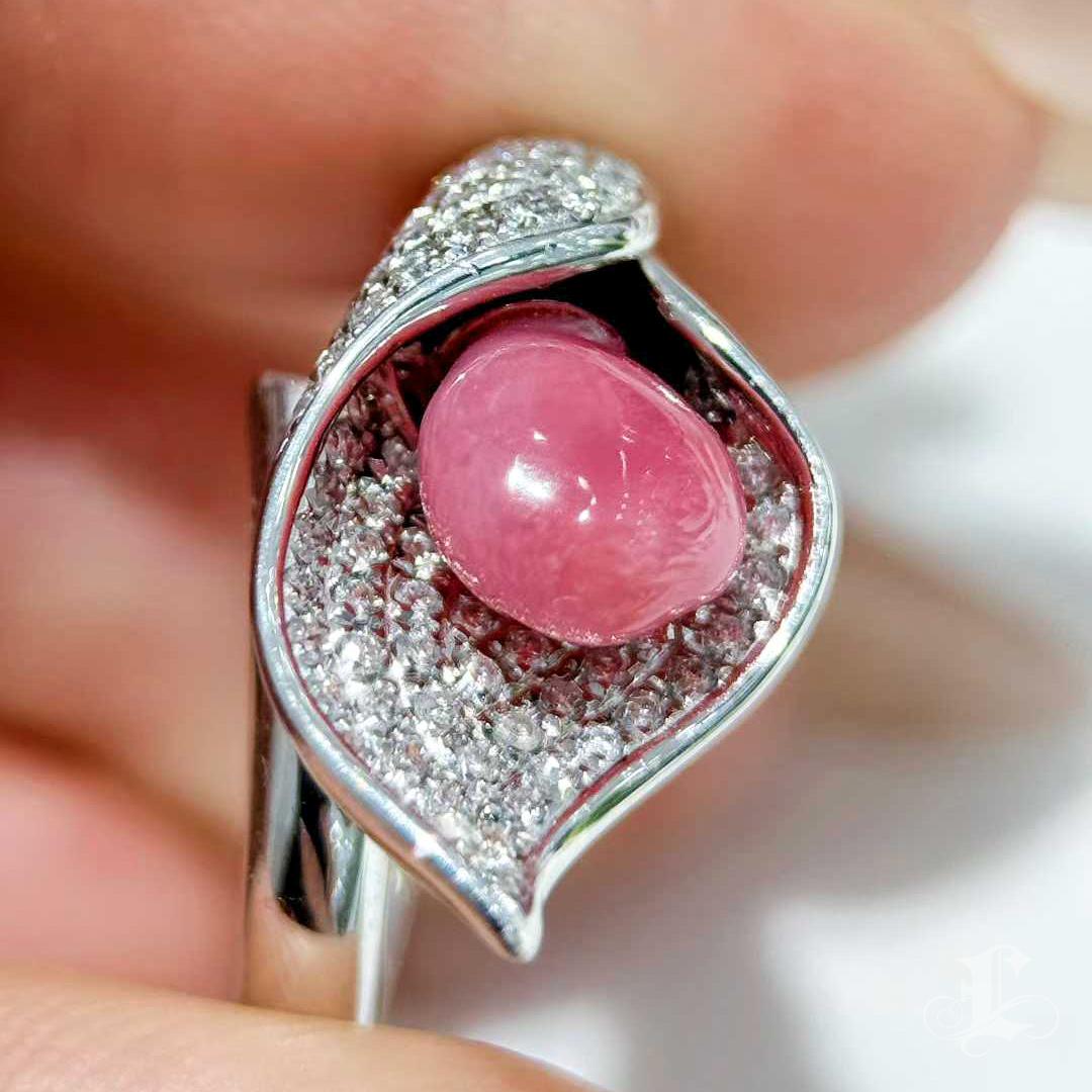 Women's 【Conchéa】Flamingo Pink Conch Pearl Diamond Calla Lily Ring in Platinum — 1.47ct For Sale