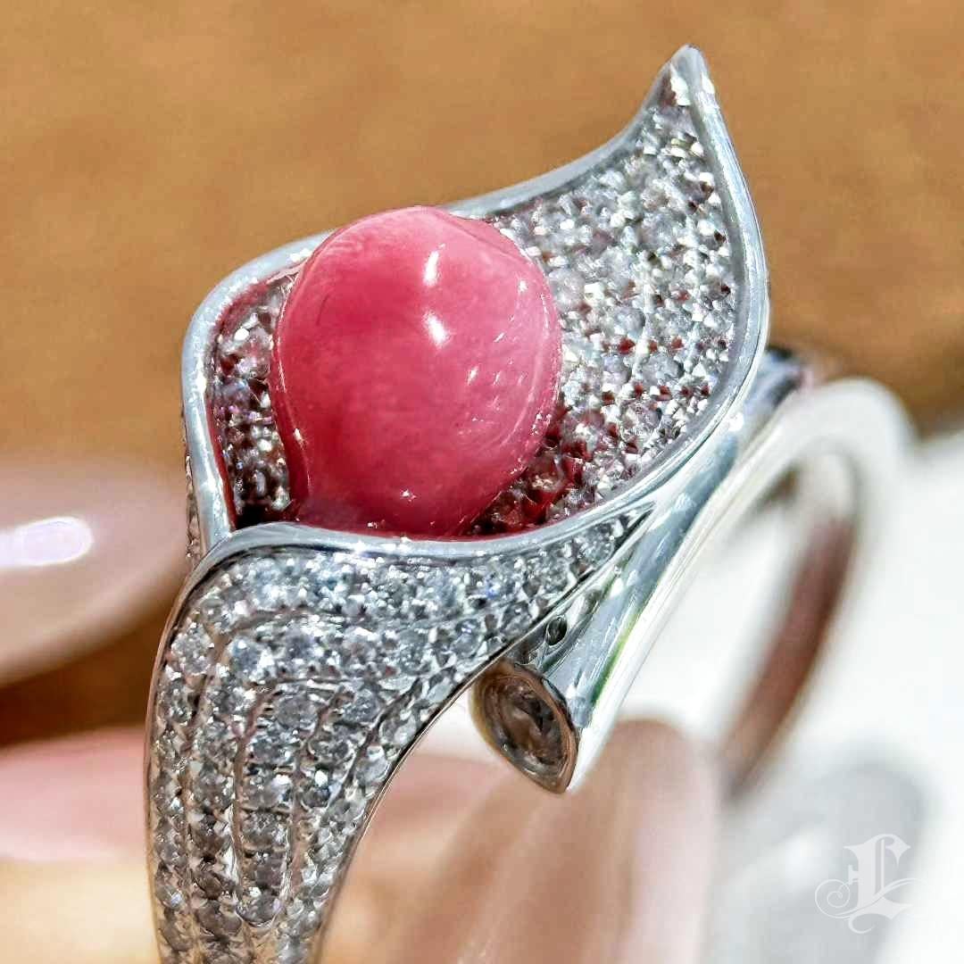 【Conchéa】Flamingo Pink Conch Pearl Diamond Calla Lily Ring in Platinum — 1.47ct For Sale 1