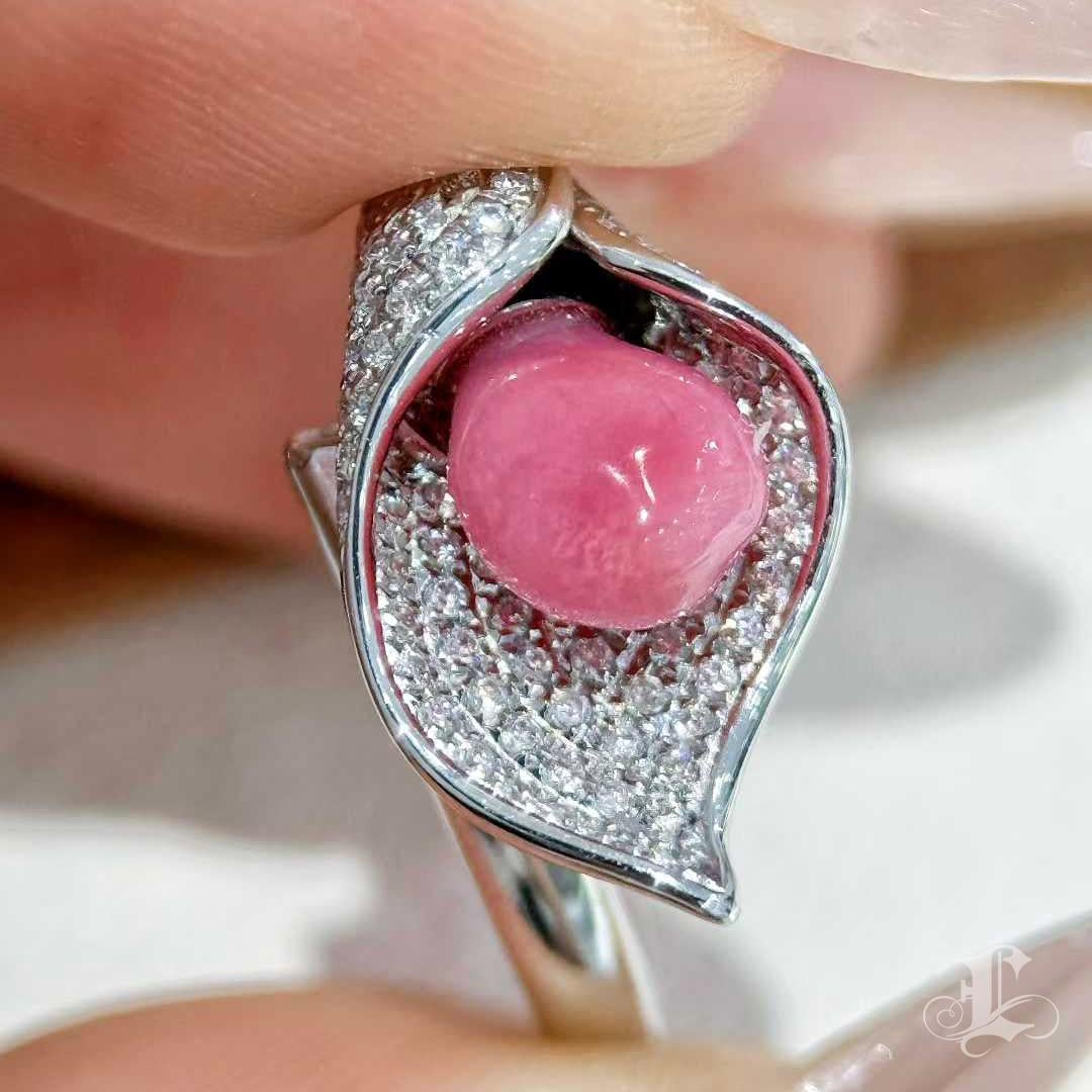 【Conchéa】Flamingo Pink Conch Pearl Diamond Calla Lily Ring in Platinum — 1.47ct For Sale 2
