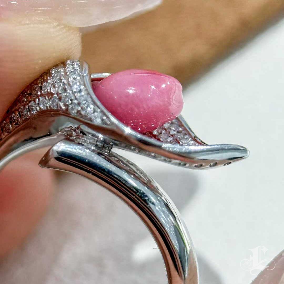 【Conchéa】Flamingo Pink Conch Pearl Diamond Calla Lily Ring in Platinum — 1.47ct For Sale 3