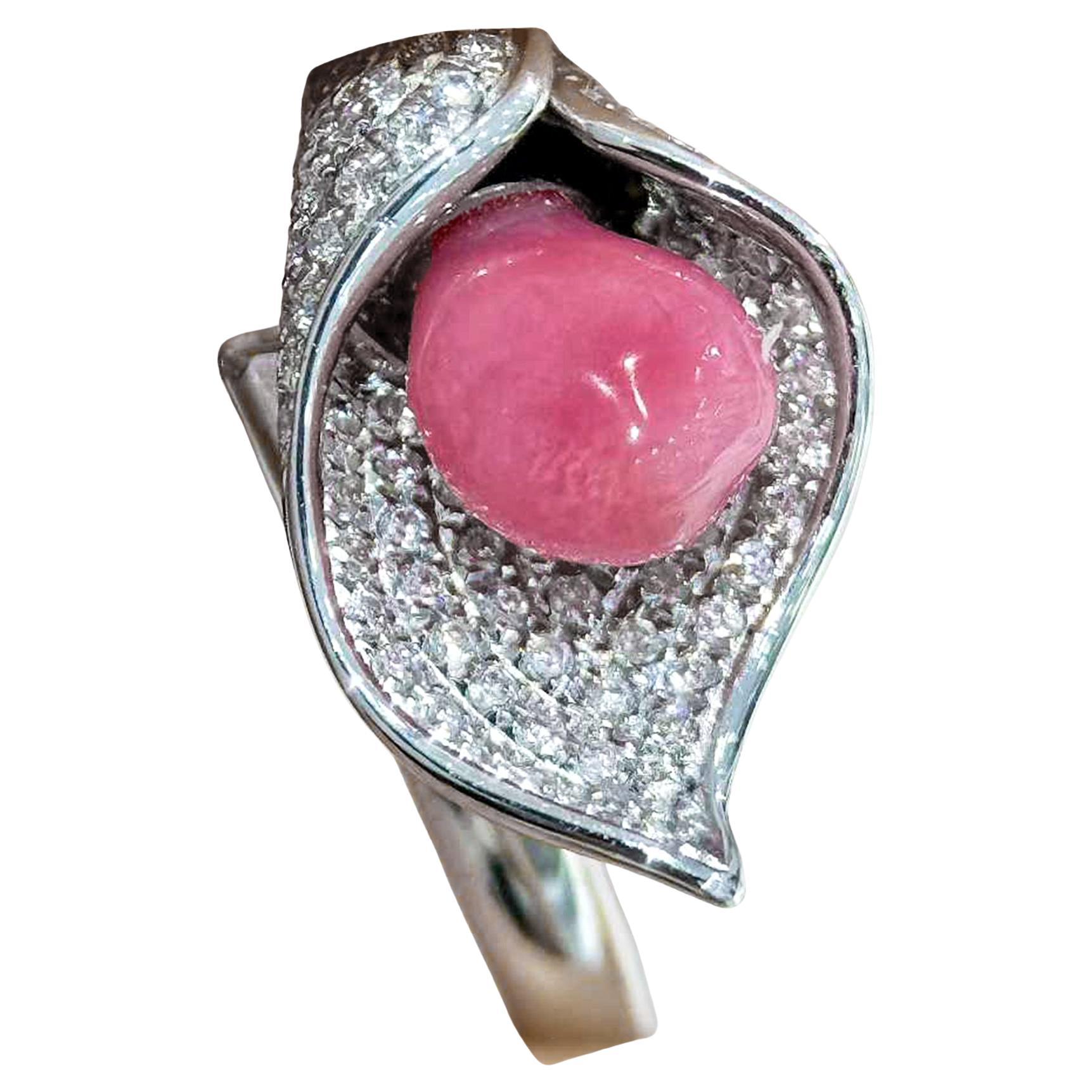 【Conchéa】Flamingo Pink Conch Pearl Diamond Calla Lily Ring in Platinum — 1.47ct For Sale