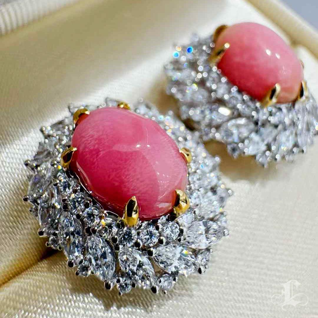 【Conchéa】Flamingo Pink Conch Perlen & Diamant Cluster Ohrringe - 6.36ct (Ungeschliffen) im Angebot