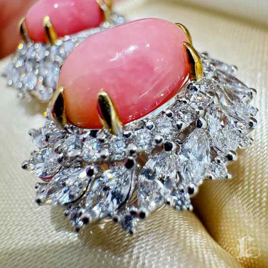 【Conchéa】Flamingo Pink Conch Perlen & Diamant Cluster Ohrringe - 6.36ct im Zustand „Neu“ im Angebot in New York, NY