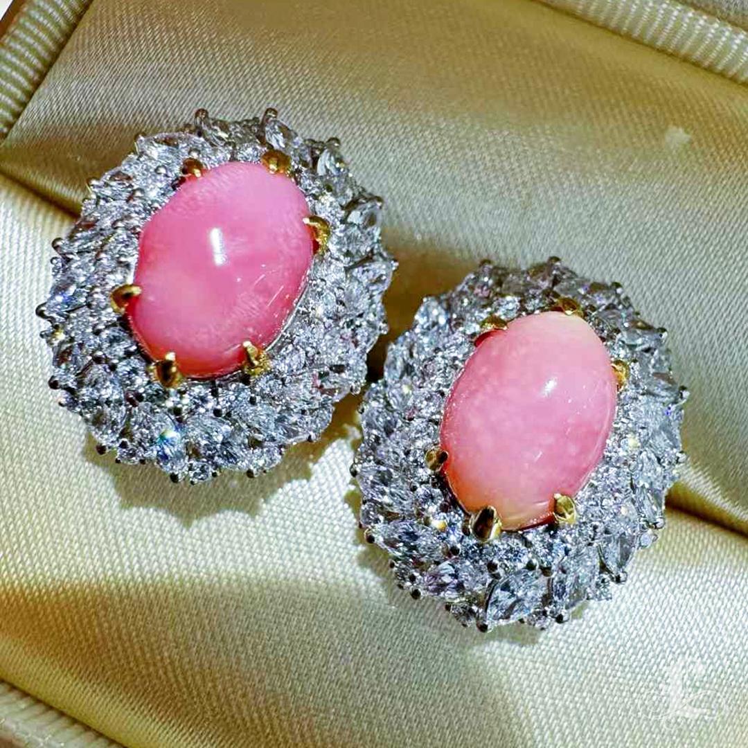 【Conchéa】Flamingo Pink Conch Perlen & Diamant Cluster Ohrringe - 6.36ct im Angebot 3