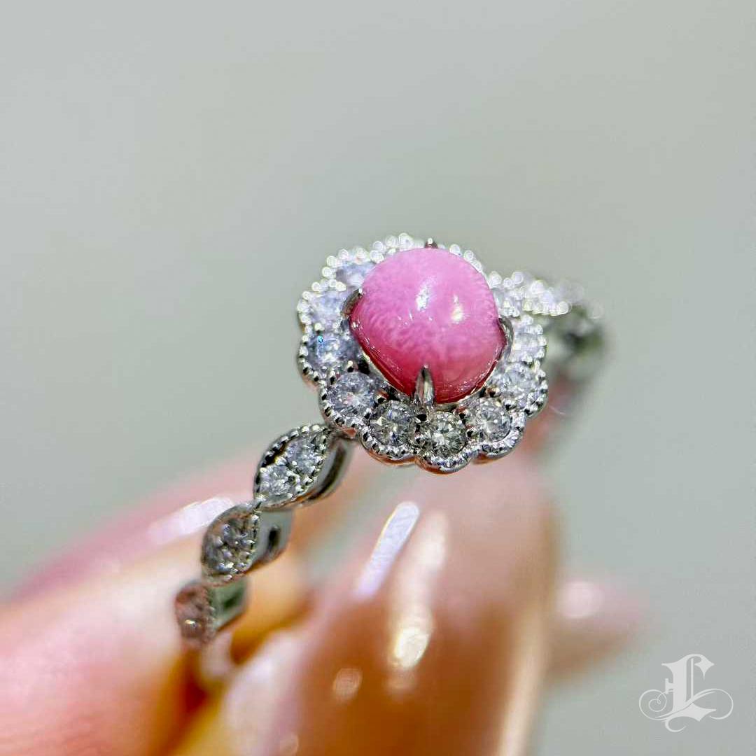【Conchéa】Flamingo Pink Conch Pearl Diamond Ring — 0.94ct For Sale 5