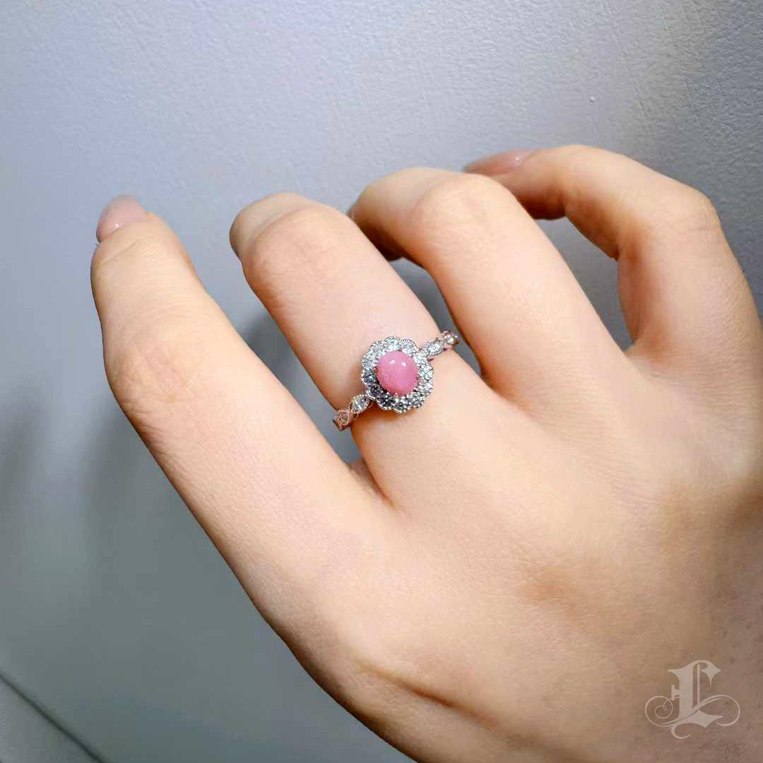 A rare jewel of natural beauty.
This ring features an authentic 0.97ct conch pearl, displaying an enchanting flamingo pink hue with vivid flame structure — a signature rarity of conch pearls. The pearl’s vibrant saturation and strong flame make it a