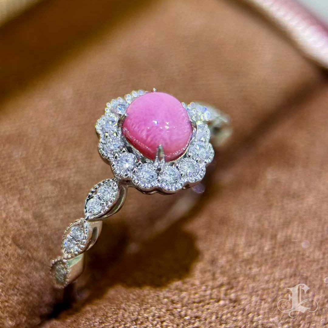 【Conchéa】Flamingo Pink Conch Pearl Diamond Ring — 0.94ct In New Condition For Sale In New York, NY