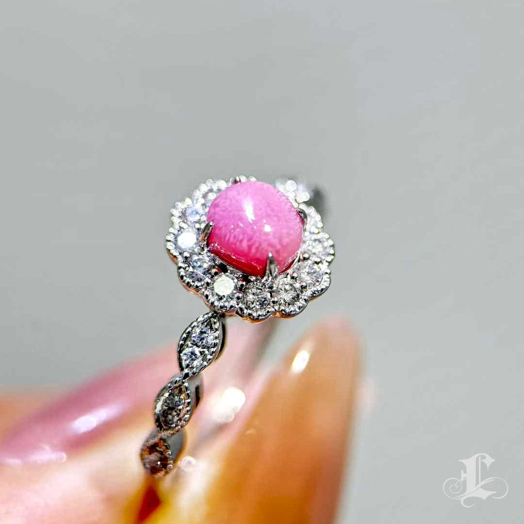 【Conchéa】Flamingo Pink Conch Pearl Diamond Ring — 0.94ct For Sale 3