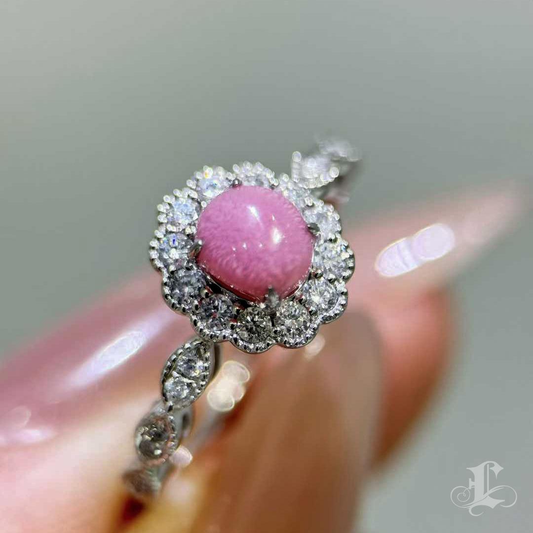 【Conchéa】Flamingo Pink Conch Pearl Diamond Ring — 0.94ct For Sale 4