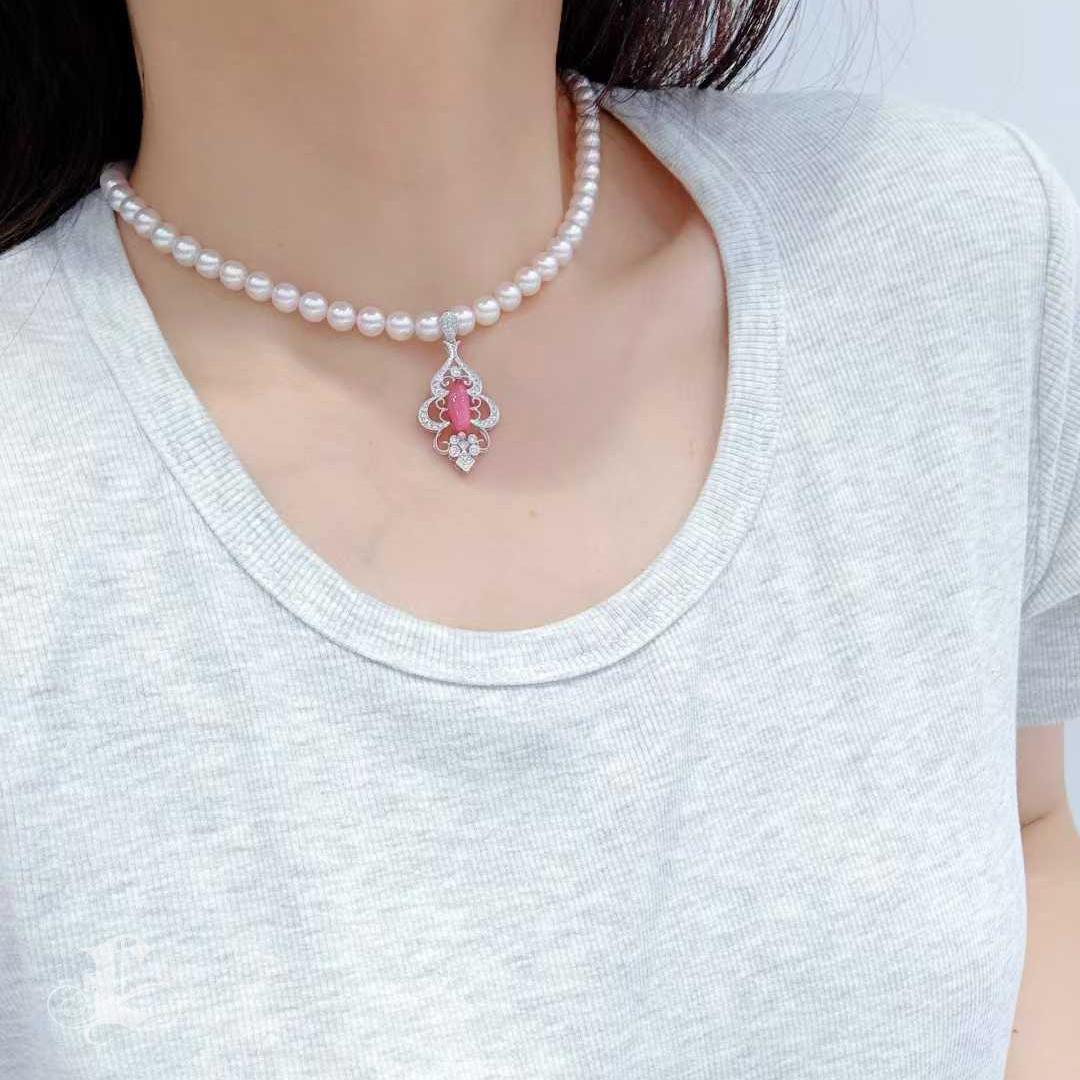 Gioiello di straordinaria rarità, questo ciondolo mette in mostra una perla di conchiglia naturale da 2,52 carati di colore rosa fenicottero, con un intenso motivo a fiamma, segno distintivo di queste gemme molto pregiate.
La perla è incastonata in