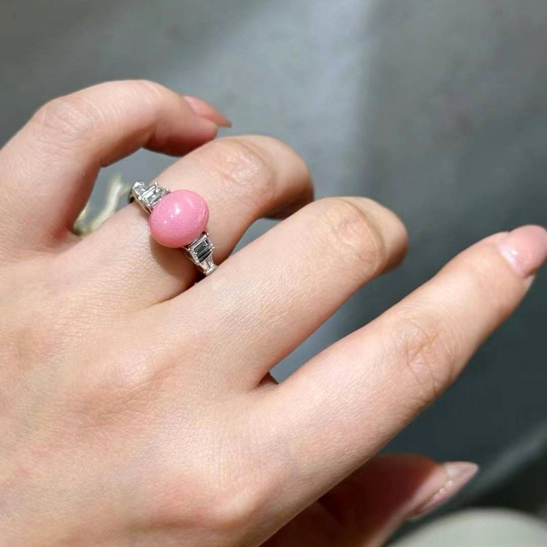 Un raro encuentro con la belleza natural -
Este impresionante anillo presenta una perla caracola natural de calibre excepcional, certificada por el GIA. Con unas medidas de 10,61 x 8,80 mm y un peso de 5,24 quilates, esta gema preciosa muestra un