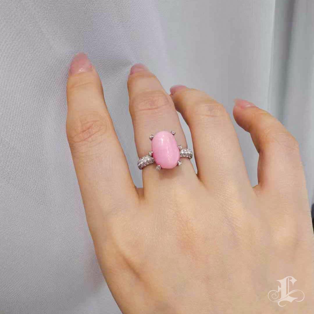 At the summit of conch pearl rarity, this 7.2ct gemstone exemplifies the pinnacle of natural beauty — perfectly symmetrical, vividly saturated in rose-petal pink, and ablaze with intense flame patterning that dances under light. Sculpturally cradled