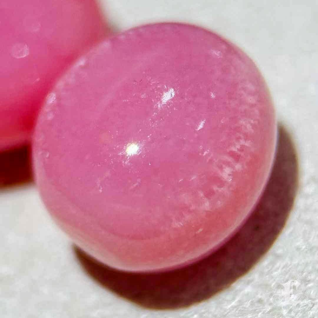 Uncut 【Conchéa】Matched Pair of Flamingo Pink Conch Pearls  – 2.6ct & 3.12ct For Sale