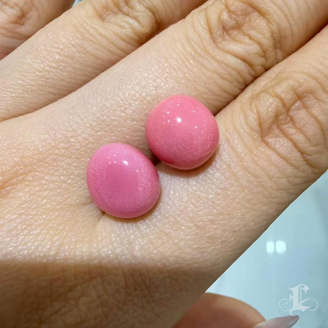 Rarísimo par de perlas naturales de concha a juego que presentan un excepcional
Color rosa flamenco, saturado y uniforme, con un desarrollo completo
patrón de llama en toda la superficie.
Ambas perlas son impecables, con una simetría excelente y una