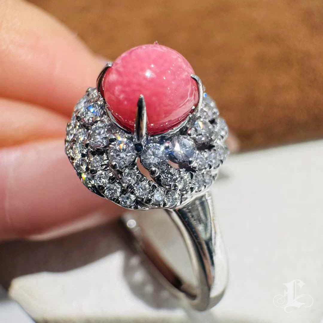 【Conchéa】Natural Conch Pearl & Diamond Ring — Flamingo Pink Flame Pattern In New Condition For Sale In New York, NY