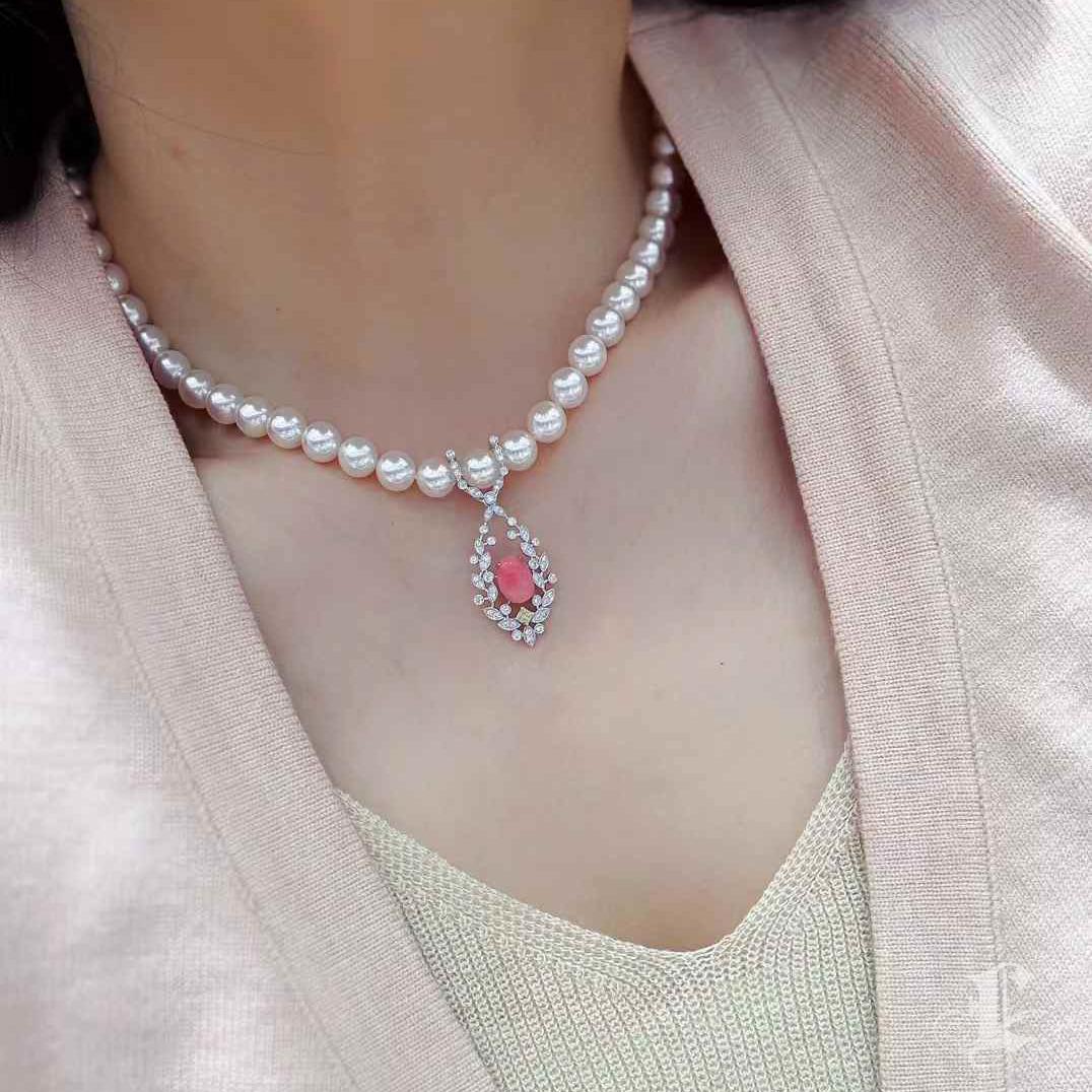 Ce pendentif rare et captivant est orné d'une perle de conque naturelle de 2,83 carats d'une teinte rose vif, célèbre pour sa saturation exceptionnelle et son motif de flamme entièrement visible qui scintille à la surface - des caractéristiques de